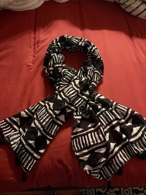 Old Navy Black and White Geometric Print Scarf